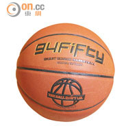94Fifty尺寸同普通籃球一樣，支援防水及無線充電功能。售價：$2,388