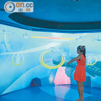 除了可觀賞過百條鯊魚，館內更設有互動資訊板及遊戲，讓參觀人士認識海洋生態。