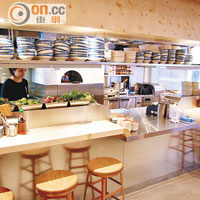 開放式廚房有點像日本餐廳的壽司吧枱，廚師們的工作一目了然。