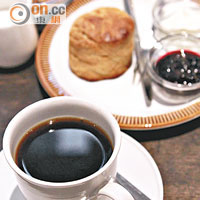 咖啡及糕點均由位於堺市的Elmers Green Coffee & Bakes所提供。