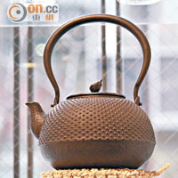 由山形縣長文堂所製作的鐵壺，帶有沉實粗糙的金屬質感，￥52,000（約HK$3,970）。