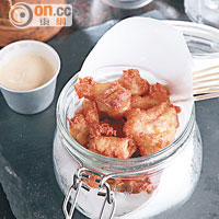 Chicken Popcorn $110<br>酒吧會供應特色小食來讓客人佐酒，這款以日系小食改良，將炸雞做到像爆谷一樣，一口一粒，易吃又香脆。