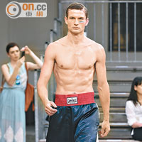 男裝設計靈感來自拳擊手的服飾打扮。