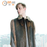 黑×啡色Fur Coat $88,000<BR>灰色長袖針織上衣 $9,500<BR>深藍色牛仔褲 $6,300<BR>黑色雙扣皮鞋 $9,600