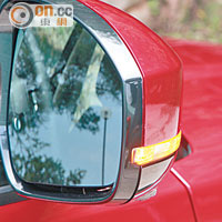 側鏡噴上與車身相同的顏色，並設有指揮燈。