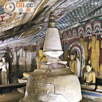 第4窟西廟，體積最細，內裏有一座曾被小偷打破，經修復的佛塔。