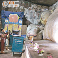 第1窟內放有長14米的釋迦臥像，巨大的體積相當震撼。