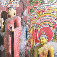 釋迦臥佛足旁放置了最得佛祖歡心的弟子阿難雕像。
