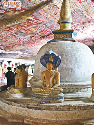 面積最大的第2窟內，有約60尊釋迦佛像，大小及形態各有不同。