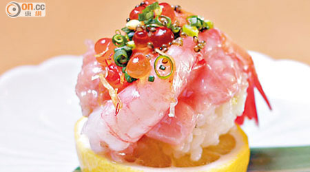 福村壽司 $200/件<br>西村先生馳名作，一口嘗盡拖羅腩、甜蝦、馬糞海膽、三文魚籽合奏的豐腴鮮味，口感複雜。