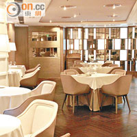 環境是簡約的Fine Dining格調，注重空間感，坐得分外舒服。