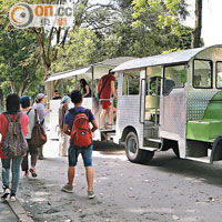 乘坐園區內的小火車，可來回兩座寺廟。