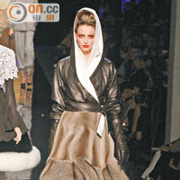 Fur半截裙是傘形設計，選用兩種不同手感與紋理的布料，增強對比美感。