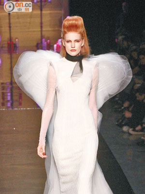 模特兒穿上唯一一件全白色拖尾長裙，恍如張開翅膀的天使，帶領大家向光明前進。