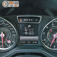 雙圓形錶板中間設有電子顯示屏，行車資訊豐富。