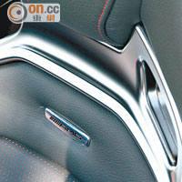 前排桶形座椅鑲上「AMG」徽章，凸顯高性能的身份。