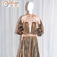連身長裙選用金屬面料，拼合綴有金鏈細節的全透視top，表現rock味奢華。