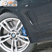 輪圈款式為BMW M Star-spoke Style 400M，輪胎尺碼為前225/45 R18及後255/40 R18。