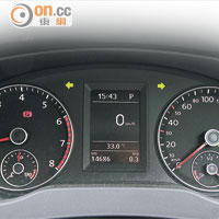 兩大兩細的圓形儀錶板，中間設顯示屏提供豐富行車資訊。