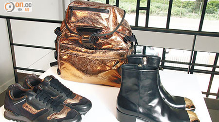 金色元素亦被融入男裝鞋履與背包。