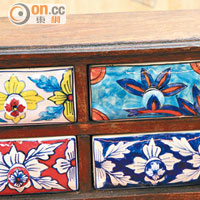 印度人手彩繪陶瓷儲物小櫃，拿上手分量十足，櫃頂設有卡位，不易跣手。$680