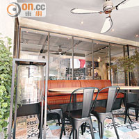 餐廳設有種滿綠色植物的室外用餐區，摩洛哥式地板配吊扇散發法國小餐館情調。