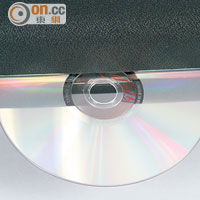 吸入式碟盤設於機面，兼播3D BD、DVD、CD、CD-R/RW、VCD等。