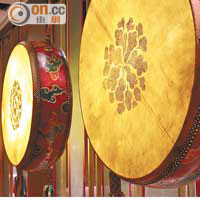 酥油燈、西藏鼓等寺院常見的器具成了公共空間的主要裝飾。