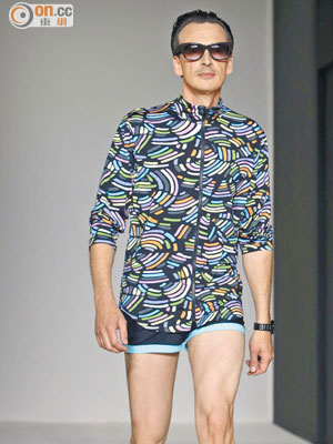 架上太陽眼鏡的男模以花巧圖案恤衫襯托超短褲，打造出春夏活力造型。