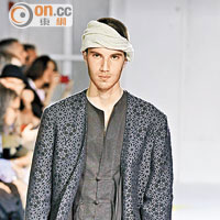 包頭頭巾與中式鈕扣及花紋外套，頗有點中東混中國風。