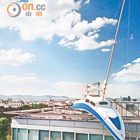 酒店天台矗立扭曲帆船雕塑，成為維也納奇景之一。