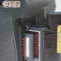 設有SD和CF雙卡槽，可分別儲存JPEG和RAW格式相片或進行備份。