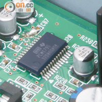 內置高階解碼晶片Burr-Brown PCM1795，支援PCM及2.8/5.6MHz DSD解碼。
