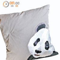 為響應熊貓熱，Laura特地設計了這款人手刺繡的Cushion。$850