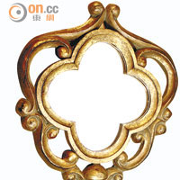 銅製鏡子呈鎖匙造型，仿古味濃。$650