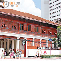 位於Khlong Maha Nak區的Starbucks保留了前身學校的外觀。