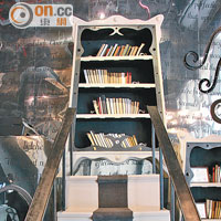 餐廳內設有「正常」的書櫃，食客可踏足樓梯搵書。