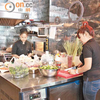 採用開放式設計的廚房，讓食客欣賞到烹調的過程。