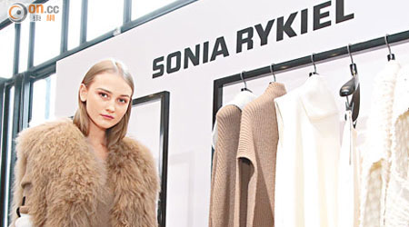 以毛茸茸Mongolian Fur作配搭亦是主線Sonia Rykiel中的焦點造型。 