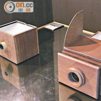 這兩個木箱是相機的前身，透過盒面的白色部分透出影像讓畫家臨摹。