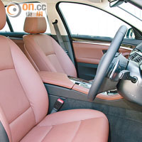 前排座椅設有電動調校，駕駛席還有位置記憶功能。