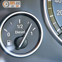 在車廂內最能顯示柴油車的身份，便是油錶上的「Diesel」字樣。