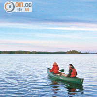 在Lake Lammasjarvi划船，看着無盡的藍天，悠然自得。