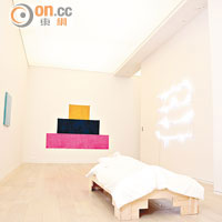 畫廊展出一張由夾板打造的床，乃按照意大利家具設計師Enzo Mari的作品複製。