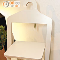 Hanger Chair<br>既是一張摺椅，亦可收起當衣架使用，有黑、灰、黃、橙、藍等5種顏色。$2,250/件