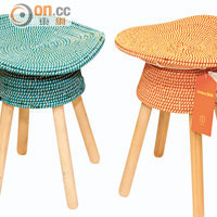 Coiled Stool<br>看似一頂帽子的座椅，藤圈下有金屬支架支撐，十分穩固，備有紅、灰、湖水綠3種顏色可供選擇。$1,980/件