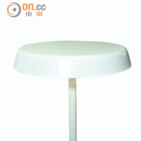 Cup Lamp<br>座枱燈的燈座可充當筆筒，並帶有充電功能，十分實用。$1,550