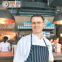 Adrian Kavanagh是香港分店的行政總廚，他曾於蘇格蘭分店擔任Senior Head Chef，熟悉Jamie的美食哲學。