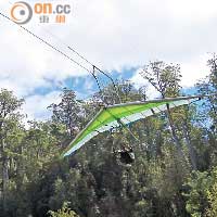 滑翔傘有兩種速度可選，時速25公里的甚慢，建議選時速45公里。