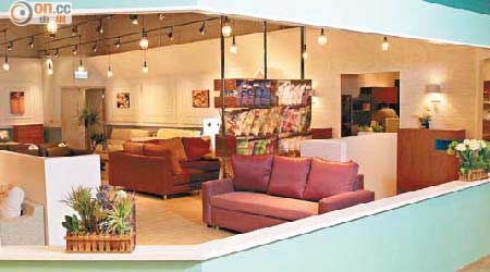 店內闢建數間小屋，展示不同類別的家具，像這間小屋可找到梳化、Cushion等產品。
